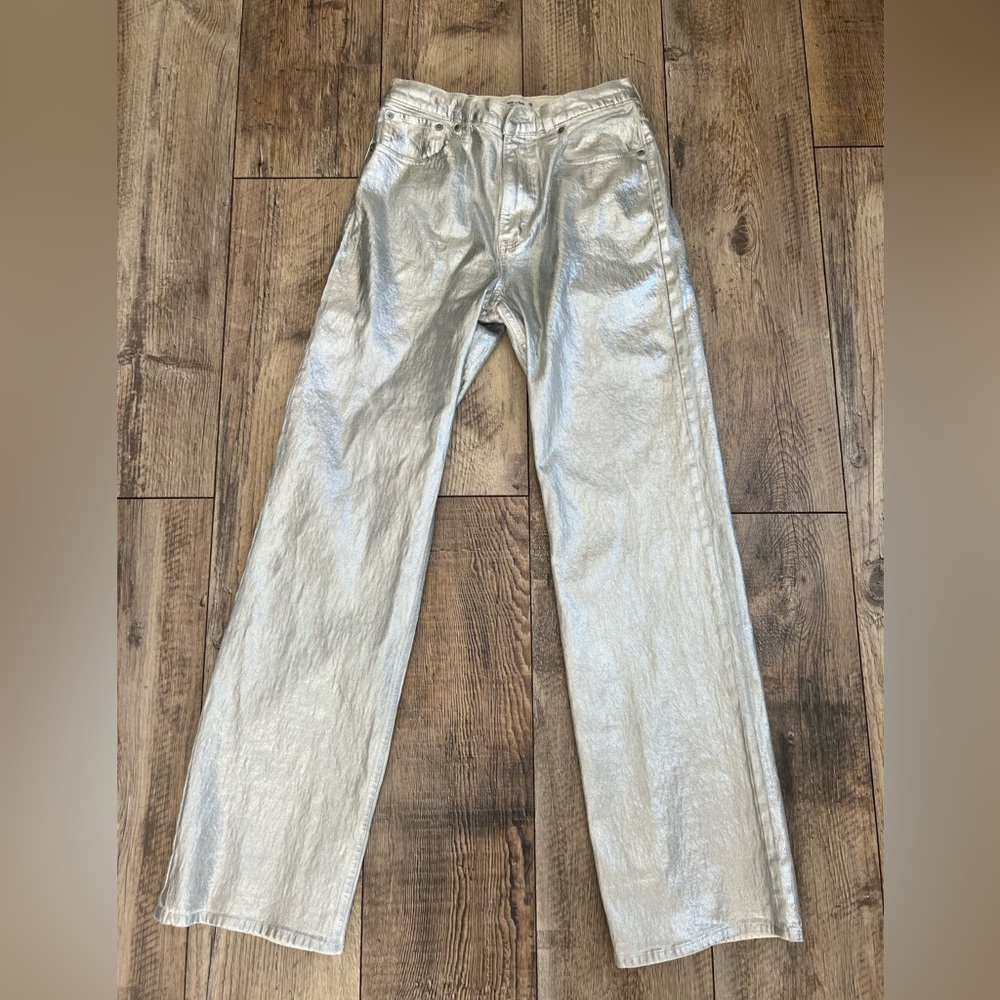 Abercrombie & Fitch High Rise 90’s Relaxed Jean in Silver.